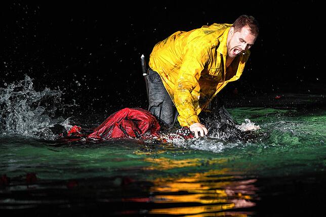Bregenzer Lesart: Don José (Tenor Daniel Johansson) ertränkt die Carmen (Sopranistin Gaëlle Arquez) im Bodensee.