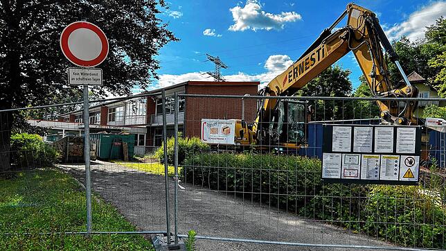 Statt Schülern sind während der Sanierungsarbeiten Baumaterialien und Baufahrzeuge auf dem Schulhof der Hebelschule in Rhina zu sehen. ...