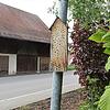 Ein sogenanntes &bdquo;Insektenhaus&ldquo;, wie hier in der Markdorfer Talstraße, ist die perfekte Nisthilfe für beispielsweise Wildbienen.