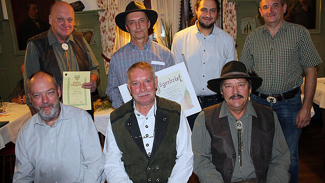 Das Vorstandsteam des Hegerings Blumberg mit Jungjägern und Behördenvertreter (vorne von links) Reinhold Mayer, Bernhard Keller, Manfred ...