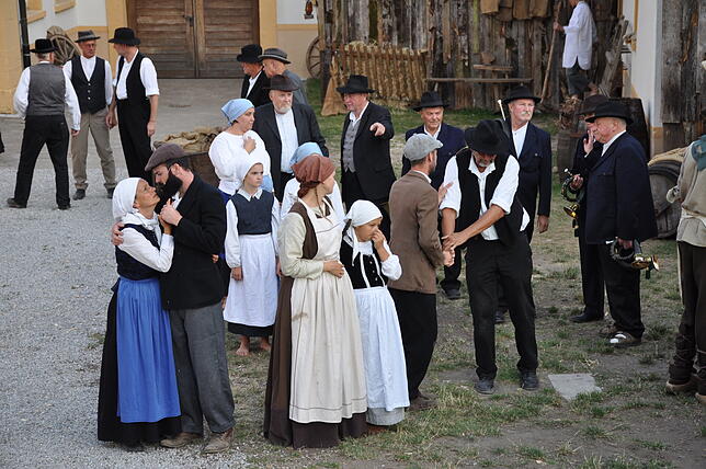 Szene bei der Premiere: Marei und Riedern nimmt Abschied von Geliebtem und ihren Söhnen Dorus Kromer und Joseph Hierholzer, die ...