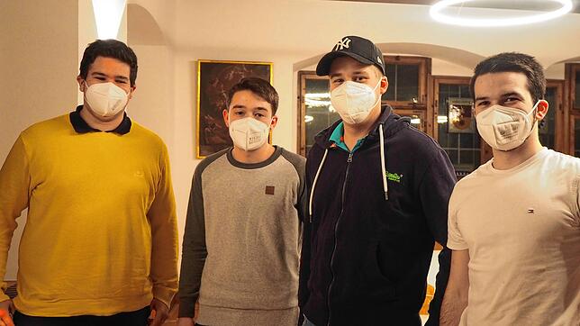 Die wiedergewählten Engener Jugendgemeinderäte (von links): Elias Hogg, Tim Heuser, Matteo Utzler und Marius Berner freuen sich auf die ...
