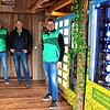 Rustikale Innenrichtung trifft auf Lebensmittelautomaten: Gregor Lange, Klaus Grieshaber und Rainer Hall vom Maschinenring ...