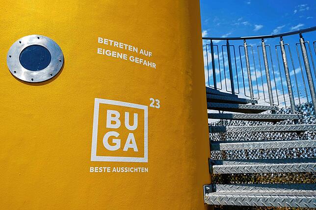 Die Aufschrift „BUGA Beste Aussichten“ ist an einem Aussichtsturm am Gelände der ehemaligen US-amerikanischen ...