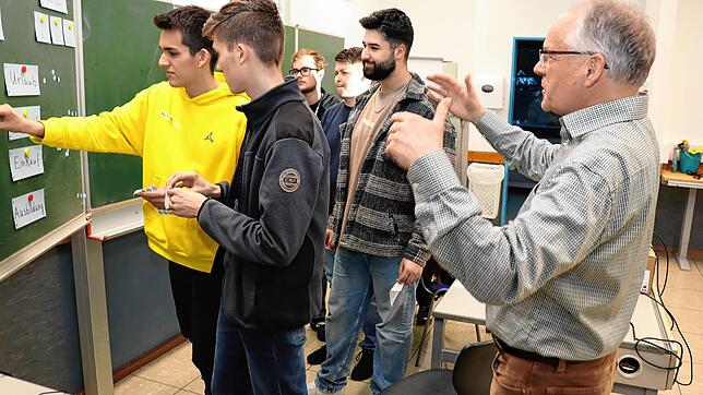 Michael Simon, Jakob Waldmann und Eren Devecioglu (von links) aus der TG 12 des Technischen Gymnasiums an der Hohentwiel-Gewerbeschule ...