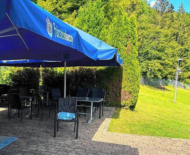 Im Kioskbereich des Panoramabads schaukelt sich am Sonntag, 11. August, ein Streit zu einer gefährlichen Situation hoch.