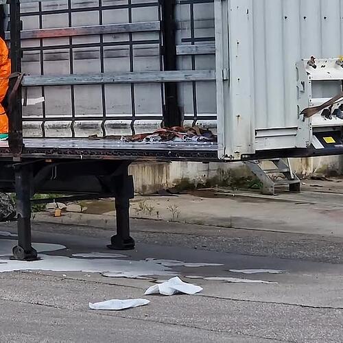 Einsatzkräfte beseitigen die Ameisensäure