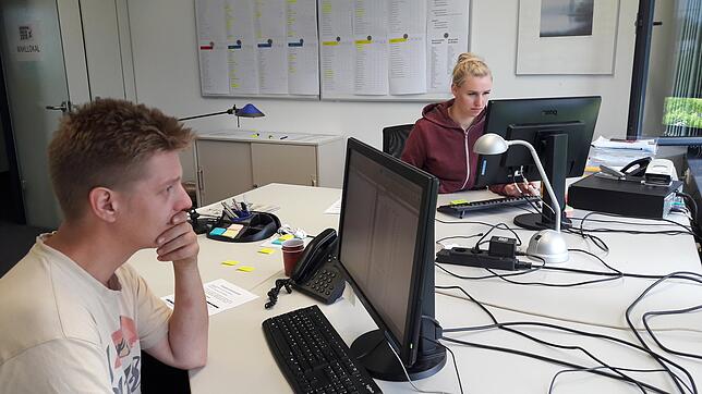 Daniel Volz und Svenja Schönthaler bestücken die Datenbank mit Wahlergebnissen.