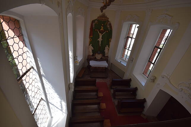 Der Blick von der Empore der Kapelle zu den Bänken und dem Altar.