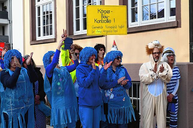 Mitarbeiter und Mitarbeiterinnen vom Rathaus sind zur Verstärkung des Bürgermeisters dabei.