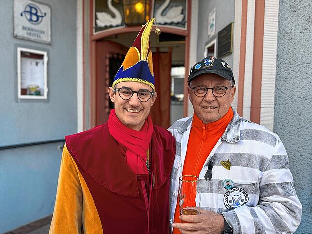 Ingo Krafcsik (links) vom Elferrat des Narrenvereins Seegockel und Manfred Haas vom Geburtstagskind Fanfarenzug Graf Zeppelin freuen ...