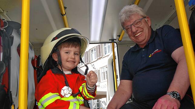 Das ist der kleine „Feuerwehr-Chef“ Friedrich. Er sitzt neben einem großen Kollegen in einem richtigen Feuerwehrfahrzeug auf dem ...