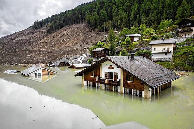 Ein Luftbild zeigt ein zerstörtes Haus im Hochwasser des Flusses Lonza. Ein großer Teil des Dorfes Blatten im Lötschental im Kanton ...