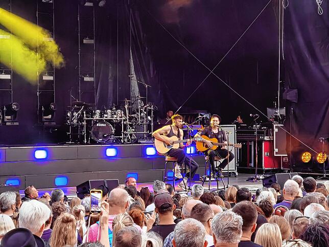 Bild 1: Johannes Oerding tritt in Meersburg auf: 4.000 Fans feiern begeistert