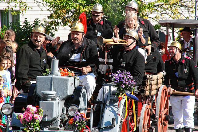 Ein Bild aus besseren Tagen, wie es sich in 2020 wohl kaum wiederholen wird: Ein Umzugswagen am Erntedankfest Niederwihl mit der ...