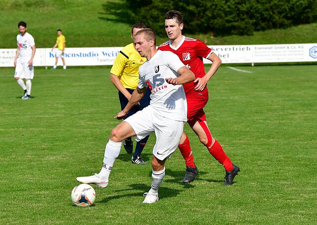 Platz 1: Shaban Limani (vorn) vom FC Erzingen holte 10 Stimmen bei der Wahl des besten Bezirksliga-Stürmers.
