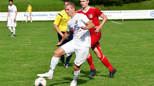 Platz 1: Shaban Limani (vorn) vom FC Erzingen holte 10 Stimmen bei der Wahl des besten Bezirksliga-Stürmers.
