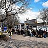 Warteschlange beim vierten Vor-Ort-Impftermin in der Wallbacher Flößerhalle.