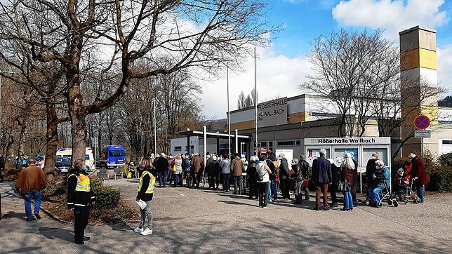 Warteschlange beim vierten Vor-Ort-Impftermin in der Wallbacher Flößerhalle.
