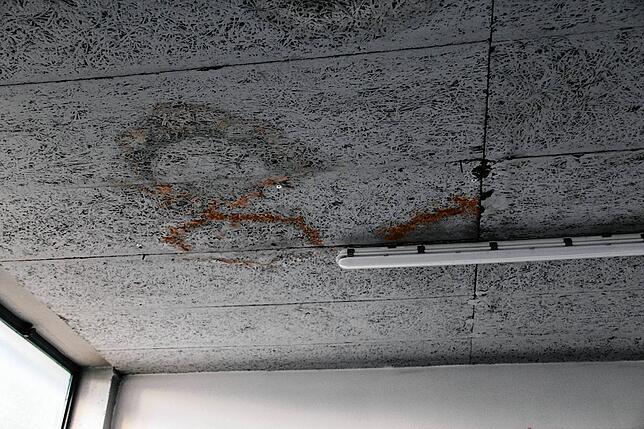 Schimmelflecken an der Decke in der Umkleidekabine.