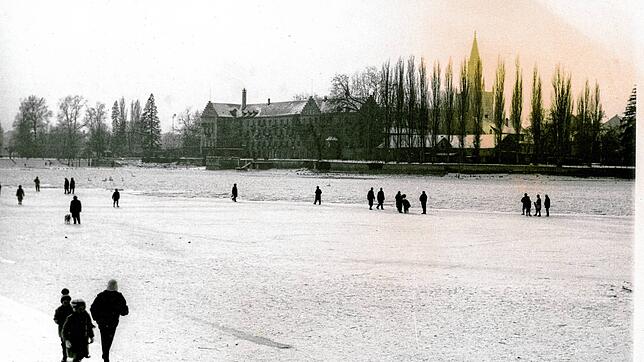 Im Jahr 1963 könnten die Menschen sogar im Konstanzer Trichter vor dem Inselhotel (im Hintergrund das Münster) über das gefrorene Wasser ...