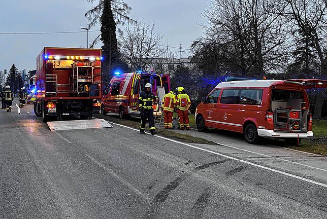 Laut Kreisfeuerwehrverband waren zeitweise 66 Einsatzkräfte und zwölf Fahrzeuge vor Ort.