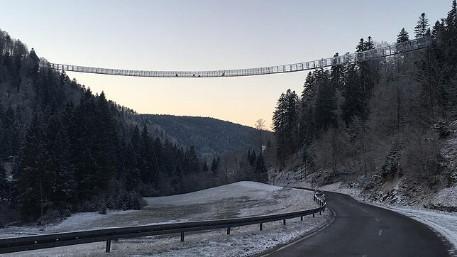 So soll die Hängebrücke über das Wehratal aussehen.