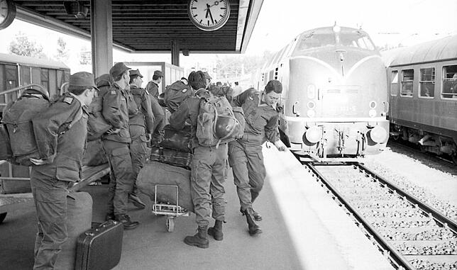 1977: Die Soldaten verließen per Bahn ihre alte Garnisonsstadt. Der Zug ging von Radolfzell bis Paris. Der Bahnsteig war voller ...