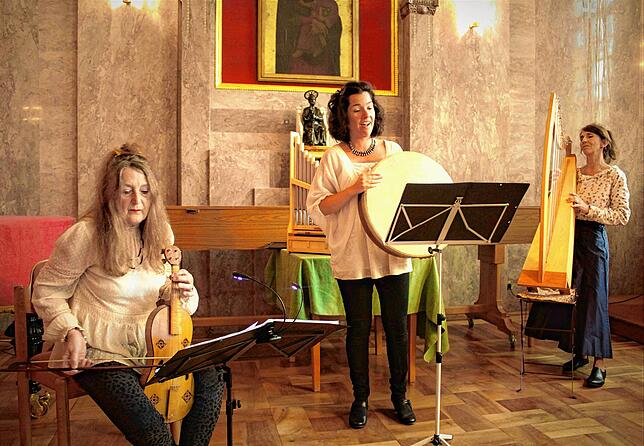 Ihre Musikerkolleginnen von BlancheFlur haben Claire Marie-Dreiseitl beim Singen von Liedgut der Hildegard von Bingen in der ...