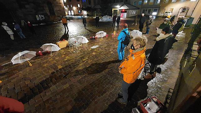 Die Omas gegen rechts am Villinger Münsterplatz am Abend des 17. Januar 2022: Das Areal wurde von Teilnehmern der Demonstration gegen ...