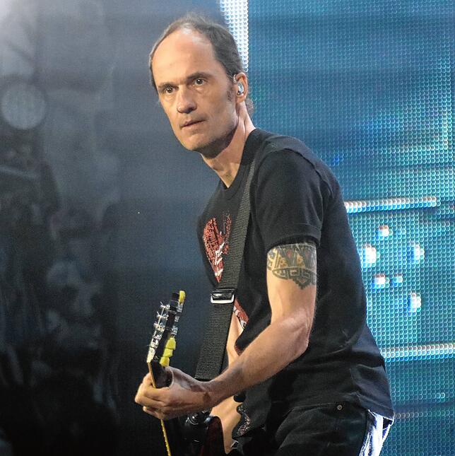 Gitarrist Breiti (Michael Breitkopf) auf der Bühne im Bodenseestadion.