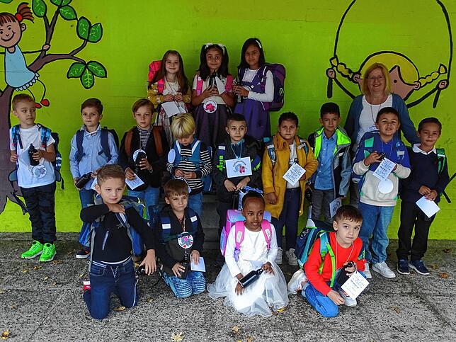 Fünf Mädchen und elf Jungen sind in die Klasse 1b der Theordor-Heuss-Schule Waldshut eingeschult worden. Die Klassenlehrerin ist Birgit ...