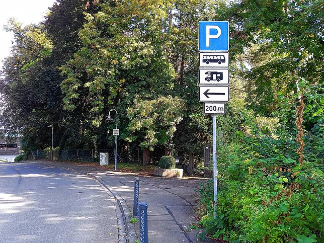 Neue Beschilderung: An der Zufahrt zur Therme wird darauf hingewiesen, wo Wohnmobile ihren neuen Stellplatz finden.