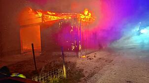 Der Stall der Straußenfarm in Stockach-Airach steht in Vollbrand.