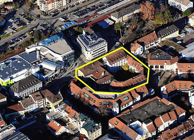 Das Areal des Marienhauses ist im Luftbild gut zu erkennen. Unsere gelbe Kennzeichnung verdeutlicht die Größe des 3000 Quadratmeter ...