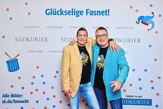 Bild 27: Bilder der SWR-Fasnacht: Narren glänzen vor der SÜDKURIER-VIP-Wand im Konzil