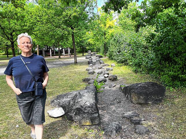 Die damalige Geschäftsführerin der Landesgartenschau, Gesine von Eberstein, läuft durch den Eichenhain an einem Kiesbett entlang. Hier ...