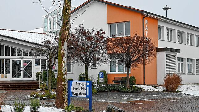 Im Rathaus Moos haben der Bürgermeister und der Kämmerer etliche Projekte gestrichen, um Kosten zu sparen. Erstmals seit Langem macht ...