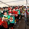 Ein Bild aus vergangenen Tagen, als vor zwei Jahren die Fanfarenzüge der Grundel und der Pfaffenmooser beim Wein- und Fischerfest ...