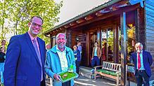 Große Freude herrscht über das neu eröffnete Ferienhaus in des Förderkreises für krebskranke Kinder in Stuttgart. Hier Bürgermeister ...