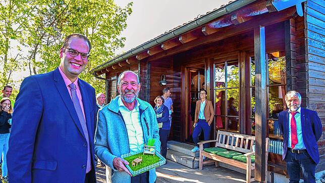 Große Freude herrscht über das neu eröffnete Ferienhaus in des Förderkreises für krebskranke Kinder in Stuttgart. Hier Bürgermeister ...