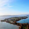 Die Insel Reichenau aus der Luft betrachtet, aufgenommen aus einem Motorsegler heraus.