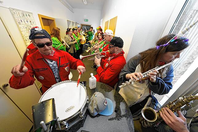 So geht Villinger Fasnet: Die Harmonie spielt, der SÜDKURIER tanzt und die Laune steigt.