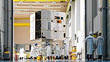 Ein Galileo-Satellit der 2. Generation kommt in Immenstaad im Reinraum an. In diesem Segment liefert sich Airbus sei langem einen harten ...