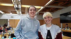 Liliane Rieckmann (links) und Laura Huber informieren über das Theater. Bild: Günzschel