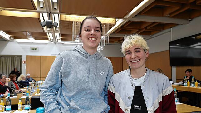 Liliane Rieckmann (links) und Laura Huber informieren über das Theater. Bild: Günzschel