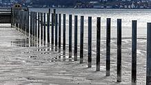 Hier sollten eigentlich Boote anliegen, aber in dem Hafen in Horn fehlt schlicht das Wasser.