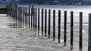 Hier sollten eigentlich Boote anliegen, aber in dem Hafen in Horn fehlt schlicht das Wasser.