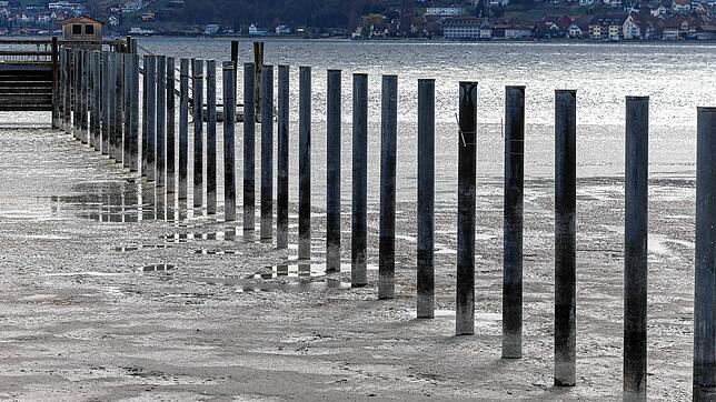 Hier sollten eigentlich Boote anliegen, aber in dem Hafen in Horn fehlt schlicht das Wasser.