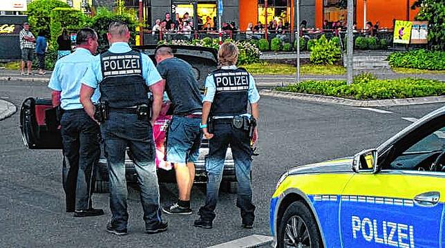 Polizisten kontrollieren einen Autofahrer, der trotz Absperrung in den Obi-Kreisel in Singens Gewerbegebiet gefahren ist. Die Stadt ...